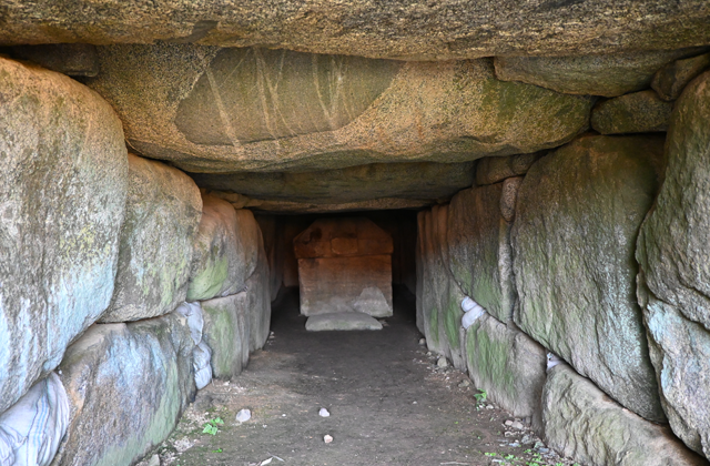 艸墓古墳の石室をのぞく