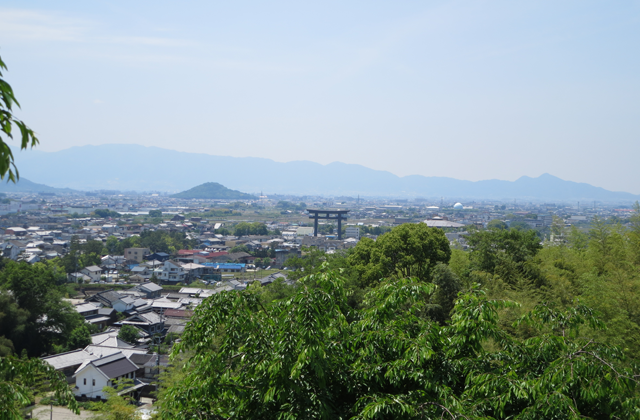 三輪山から望む（右耳成山、左香具山）