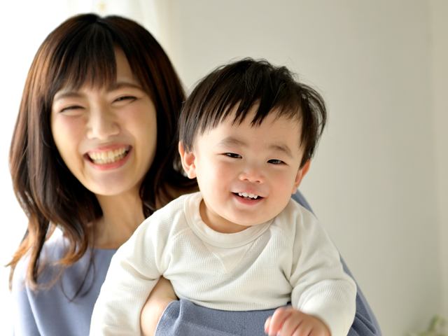 幼児を抱くお母さんの画像