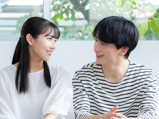 楽しげに話す若い夫婦の会話