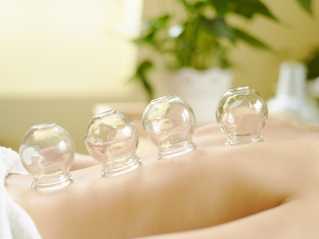 吸い玉施術
元の女性の背中の画像